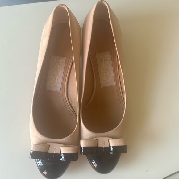 Salvatore Ferragamo Vara Suede Bow Accent Pumps - Picture 7 of 10